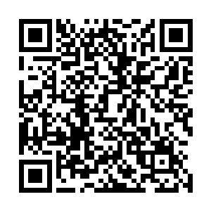 一张吃饭用的小桌子和墙角处放东西用的一张带抽屉的柜子二维码生成