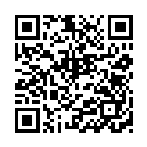 从桌子底下拿出一个一模一样任务箱摆上二维码生成