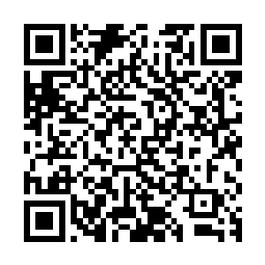 他便仔细地寻找着那个眼镜男和小白脸口中所说的不识相的男子二维码生成