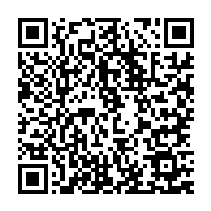 他把一个导线套有玻璃管的万能表一样的电路测试仪器连接上电路板二维码生成