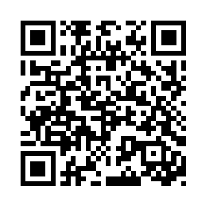伊凡用一根细细的皮绳把头发绑成一束二维码生成