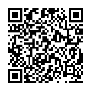 几名觉醒者在超越时代的计算系统上紧张操作着二维码生成