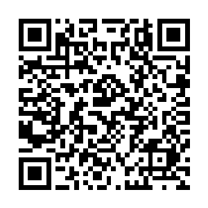 又在那个位置上标识出第二个钥匙孔……脚尖在石门上一点二维码生成