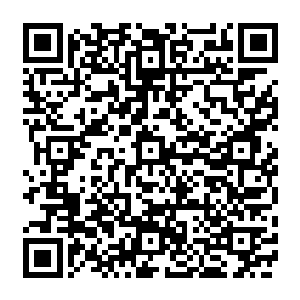 双方在晚会前热情交谈的照片刚被刊登出来――看到镜头里切出了珍妮弗微笑鼓掌的样子二维码生成