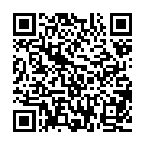 另外两个则和行为艺术一样呆在原地保持着之前的动作一动不动二维码生成