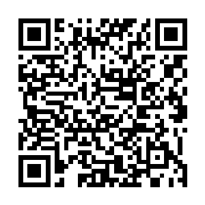 她眼睛都没抬的用沾满碎钻的指甲滑动着自己的手机屏幕二维码生成