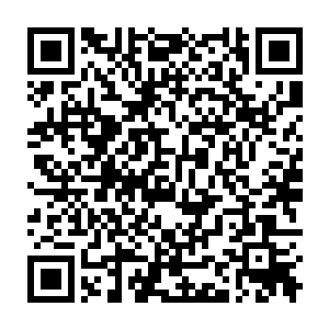 无数管道围绕着这跟金属柱连接着分落在玻璃房到处散落的电路板上二维码生成