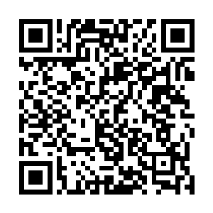 校长室和别的房间不同在于校长室的窗外就是一楼大厅的二维码生成
