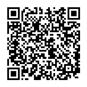 玻璃容器之中装着的是一些淡绿色的透明液体以及一些实验的半成品二维码生成