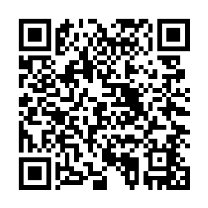 班主任还特意把他的座位换到了第一排靠门的那个位子二维码生成