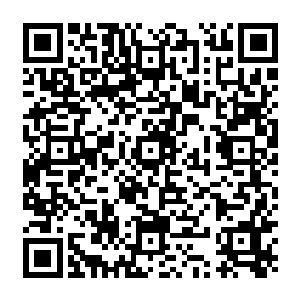 纱仓合香做完自我介绍－－这自我介绍倒更像是产品推荐－－走到旁边取了个酒杯二维码生成