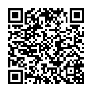 而他的右手手指正在往手表上的某个部位按下去……二维码生成