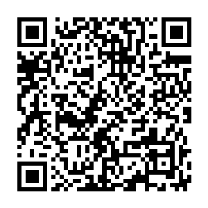 被叫做血拳的侏儒站在栏杆上　冷冷的看着地上被他击倒的赵纯良二维码生成
